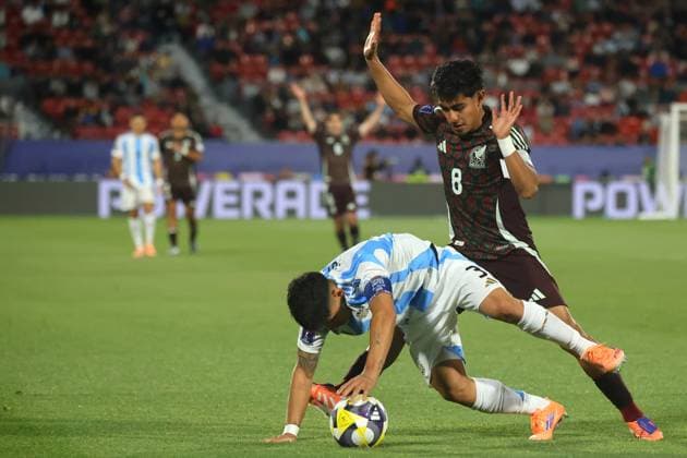 Futbol, Mexico vs Argentina. Mundial sub 20, Chile 2025. El jugador de Mexico Elias Montiel, izquierda, disputa el balon con Julio Soler de Argentina durante un partido de cuartos de final del mundial sub 20 realizado en el estadio Nacional de Santiago, Chile. 11 10 2025 Jonnathan Oyarzun Photosport Football, Mexico vs Argentina. U-20 World Cup Championship. Mexico™s player Elias Montiel, left, vies for the ball against Julio Soler of Argentina during a quarterfinal match of the U-20 World Cup at the Nacional stadium in Santiago, Chile. 11 10 2025 Jonnathan Oyarzun Photosport Mexico vs Argentina, mundial sub 20 Chile 2025