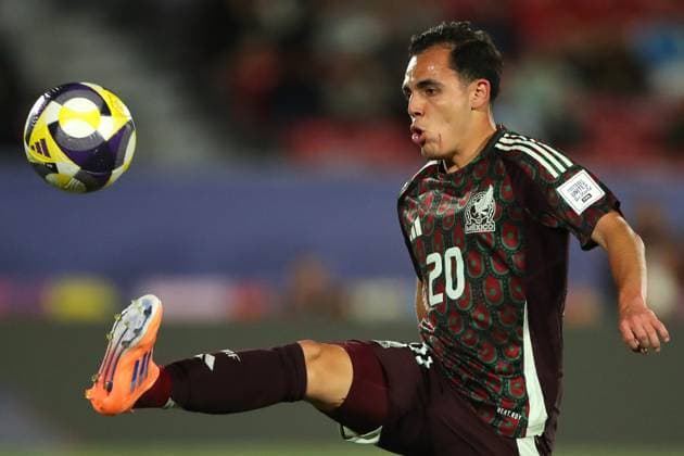 Futbol, Mexico vs Argentina. Mundial sub 20, Chile 2025. El jugador de Mexico Hugo Camberos es fotografiado durante un partido de cuartos de final del mundial sub 20 contra Argentina disputado en el estadio Nacional de Santiago, Chile. 11 10 2025 Jonnathan Oyarzun Photosport Football, Mexico vs Argentina. U-20 World Cup Championship. Mexico™s player Hugo Camberos is pictured during a quarterfinal match of the U-20 World Cup against Argentina at the Nacional stadium in Santiago, Chile. 11 10 2025 Jonnathan Oyarzun Photosport Mexico vs Argentina, mundial sub 20 Chile 2025 