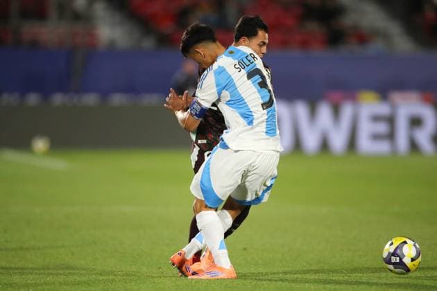 Futbol, Mexico vs Argentina. Mundial sub 20, Chile 2025. El jugador de Argentina Julio Soler, derecha, disputa el balon con Hugo Camberos de Mexico durante un partido de cuartos de final del mundial sub 20 realizado en el estadio Nacional de Santiago, Chile. 11 10 2025 Jonnathan Oyarzun Photosport Football, Mexico vs Argentina. U-20 World Cup Championship. Argentina™s player Julio Soler, right, vies for the ball against Hugo Camberos of Mexico during a quarterfinal match of the U-20 World Cup at the Nacional stadium in Santiago, Chile. 11 10 2025 Jonnathan Oyarzun Photosport Mexico vs Argentina, mundial sub 20 Chile 2025