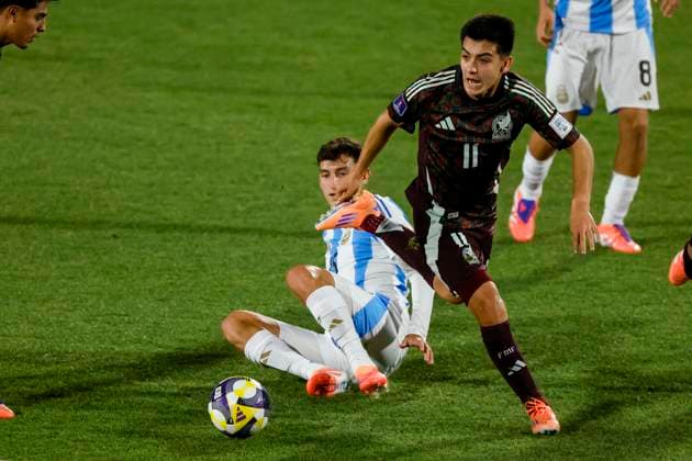 Futbol, Mexico vs Argentina. Mundial sub 20, Chile 2025. El jugador de Mexico Gilberto Mora, derecha, disputa el balon con Tomas Perez de Argentina durante un partido de eliminacion directa de los cuartos de final del mundial sub 20 realizado en el estadio Nacional de Santiago, Chile. 11 10 2025 Andres Pina Photosport Football, Mexico vs Argentina. U-20 World Cup Championship. Mexico™s player Gilberto Mora, right, vies for the ball with Tomas Perez of Argentina during a U-20 World Cup, quarter final knock out match, at the Nacional stadium in Santiago, Chile. 11 10 2025 Andres Pina Photosport Mexico vs Argentina, mundial sub 20 Chile 2025