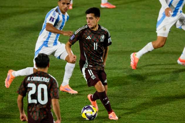 Futbol, Mexico vs Argentina. Mundial sub 20, Chile 2025. El jugador de Mexico Gilberto Mora, centro, disputa el balon con Milton Delgado de Argentina durante un partido de eliminacion directa de los cuartos de final del mundial sub 20 realizado en el estadio Nacional de Santiago, Chile. 11 10 2025 Andres Pina Photosport Football, Mexico vs Argentina. U-20 World Cup Championship. Mexico™s player Gilberto Mora, center, vies for the ball with Milton Delgado of Argentina during a U-20 World Cup, quarter final knock out match, at the Nacional stadium in Santiago, Chile. 11 10 2025 Andres Pina Photosport Mexico vs Argentina, mundial sub 20 Chile 2025