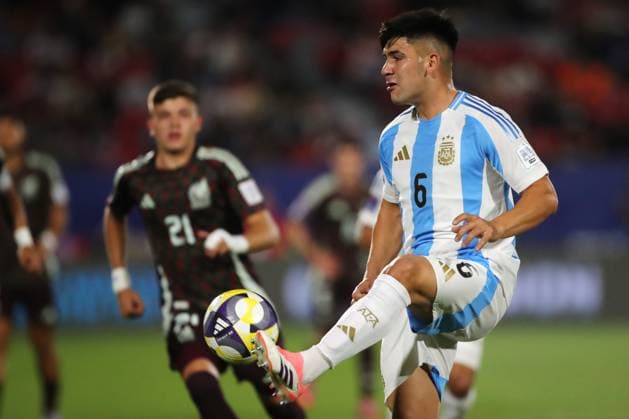Futbol, Mexico vs Argentina. Mundial sub 20, Chile 2025. El jugador de Argentina Juan Villalba es fotografiado durante un partido de cuartos de final del mundial sub 20 contra Mexico disputado en el estadio Nacional de Santiago, Chile. 11 10 2025 Jonnathan Oyarzun Photosport Football, Mexico vs Argentina. U-20 World Cup Championship. Argentina™s player Juan Villalba is pictured during a quarterfinal match of the U-20 World Cup against Mexico at the Nacional stadium in Santiago, Chile. 11 10 2025 Jonnathan Oyarzun Photosport Mexico vs Argentina, mundial sub 20 Chile 2025 