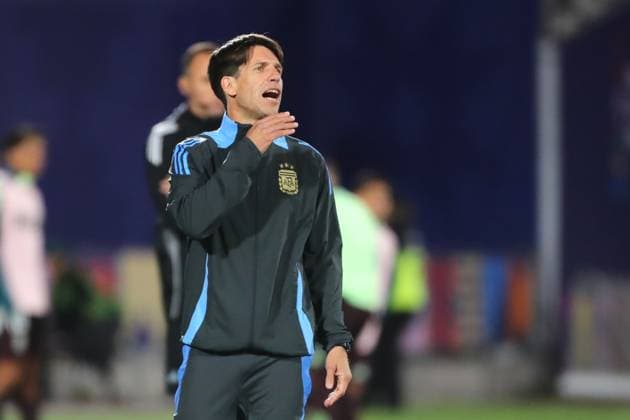 Futbol, Mexico vs Argentina. Mundial sub 20, Chile 2025. El entrenador de Argentina Diego Placente es fotografiado durante un partido de cuartos de final del mundial sub 20 contra Mexico disputado en el estadio Nacional de Santiago, Chile. 11 10 2025 Jonnathan Oyarzun Photosport Football, Mexico vs Argentina. U-20 World Cup Championship. Argentina™s manager Diego Placente is pictured during a quarterfinal match of the U-20 World Cup against Mexico at the Nacional stadium in Santiago, Chile. 11 10 2025 Jonnathan Oyarzun Photosport Mexico vs Argentina, mundial sub 20 Chile 2025 