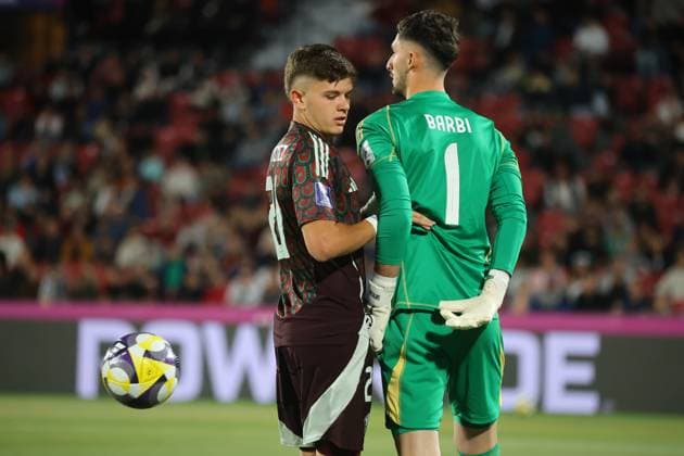 Futbol, Mexico vs Argentina. Mundial sub 20, Chile 2025. El jugador de Mexico Tahiel Jimenez, izquierda, disputa el balon con Santino Barbi de Argentina durante un partido de cuartos de final del mundial sub 20 realizado en el estadio Nacional de Santiago, Chile. 11 10 2025 Jonnathan Oyarzun Photosport Football, Mexico vs Argentina. U-20 World Cup Championship. Mexico™s player Tahiel Jimenez, left, vies for the ball against Santino Barbi of Argentina during a quarterfinal match of the U-20 World Cup at the Nacional stadium in Santiago, Chile. 11 10 2025 Jonnathan Oyarzun Photosport Mexico vs Argentina, mundial sub 20 Chile 2025