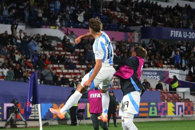 Futbol, Mexico vs Argentina. Mundial sub 20, Chile 2025. El jugador de Argentina Mateo Silvetti, centro, celebra con sus companeros tras marcar un gol contra Mexico durante un partido de cuartos de final del mundial sub 20 disputado en el estadio Nacional de Santiago, Chile. 11 10 2025 Jonnathan Oyarzun Photosport Football, Mexico vs Argentina. U-20 World Cup Championship. Argentina™s player Mateo Silvetti, center, celebrates with teammates after scoring against Mexico during a quarterfinal match of the U-20 World Cup at the Nacional stadium in Santiago, Chile. 11 10 2025 Jonnathan Oyarzun Photosport Mexico vs Argentina, mundial sub 20 Chile 2025