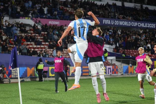 Futbol, Mexico vs Argentina. Mundial sub 20, Chile 2025. El jugador de Argentina Mateo Silvetti, centro, celebra con sus companeros tras marcar un gol contra Mexico durante un partido de cuartos de final del mundial sub 20 disputado en el estadio Nacional de Santiago, Chile. 11 10 2025 Jonnathan Oyarzun Photosport Football, Mexico vs Argentina. U-20 World Cup Championship. Argentina™s player Mateo Silvetti, center, celebrates with teammates after scoring against Mexico during a quarterfinal match of the U-20 World Cup at the Nacional stadium in Santiago, Chile. 11 10 2025 Jonnathan Oyarzun Photosport Mexico vs Argentina, mundial sub 20 Chile 2025
