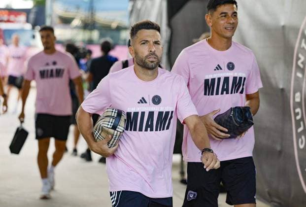 October 11, 2025: Inter Miami defender Jordi Alba (18) arrives with teammates for the soccer match against Atlanta United at Chase Stadium, Fort Lauderdale, FL, on Saturday, October 11, 2025. - ZUMAm67_ 20251011_zaf_m67_005 Copyright: xAlxDiazx
