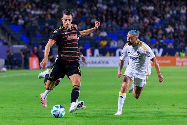 October 11, 2025, Los Angeles, California, USA: Diego Fagundez 7 of the LA Galaxy defends against Petar Musa 9 of the FC Dallas during their regular season MLS, Fussball Herren, USA match on Saturday October 11, 2025 at Dignity Health Sports Park Stadium in Carson, California. LA Galaxy defeats FC Dallas, 2-1. JAVIER ROJAS PI Los Angeles USA - ZUMAp124 20251011_zaa_p124_034 Copyright: xJavierxRojasx