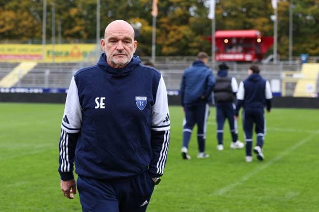 11.10.2025, Fussball, Herren, Regionalliga Nord, 14. Spieltag, VfB Oldenburg - BSV Kickers Emden Trainer Stefan Emmerling (BSV Kickers Emden)