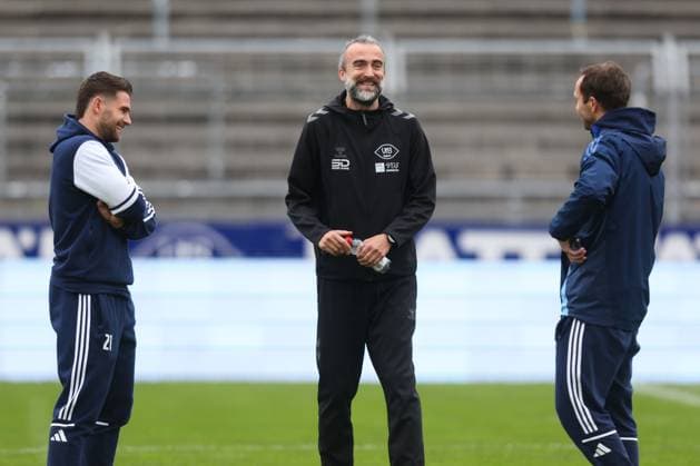 11.10.2025, Fussball, Herren, Regionalliga Nord, 14. Spieltag, VfB Oldenburg - BSV Kickers Emden Trainer Dario Fossi (mitte VfB Oldenburg) im Gespräch mit Co-Trainer Markus Unger (rechts BSV Kickers Emden) und Tido Steffens (blau 21 BSV Kickers Emden)