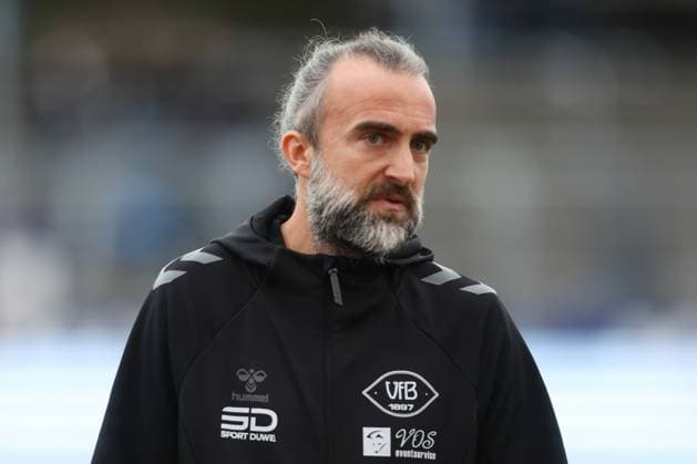 11.10.2025, Fussball, Herren, Regionalliga Nord, 14. Spieltag, VfB Oldenburg - BSV Kickers Emden Trainer Dario Fossi (VfB Oldenburg)