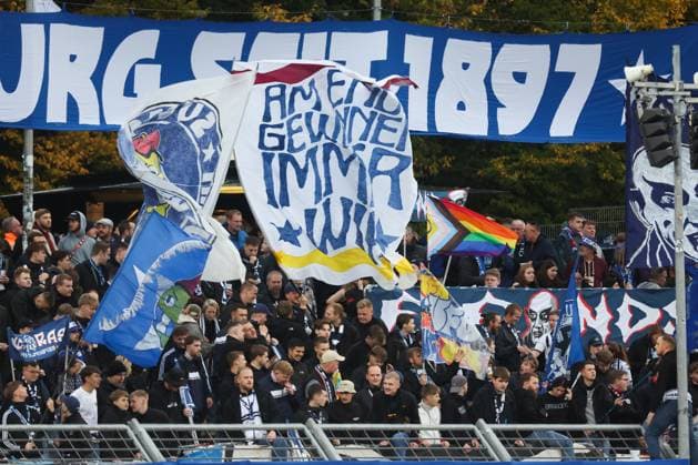 11.10.2025, Fussball, Herren, Regionalliga Nord, 14. Spieltag, VfB Oldenburg - BSV Kickers Emden Fanlager Fanblock Fans VfB Oldenburg