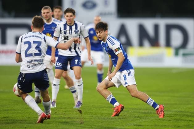 11.10.2025, Fussball, Herren, Regionalliga Nord, 14. Spieltag, VfB Oldenburg - BSV Kickers Emden Mika Eickhoff (blau 8 BSV Kickers Emden) im Zweikampf mit Willem Hoffrogge (23 VfB Oldenburg)