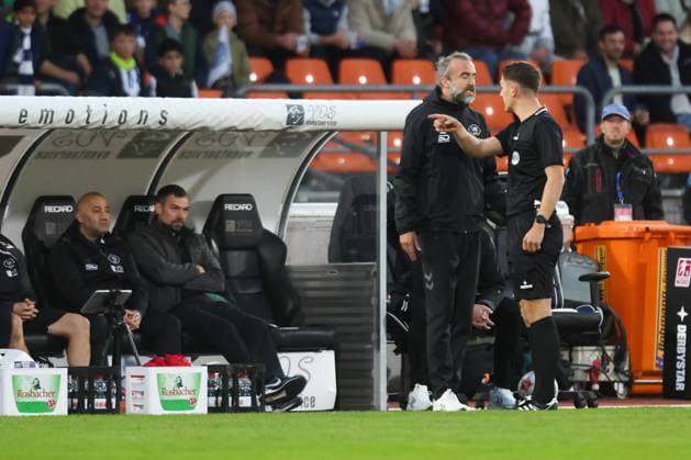 11.10.2025, Fussball, Herren, Regionalliga Nord, 14. Spieltag, VfB Oldenburg - BSV Kickers Emden Schiedsrichter Daniel Piotrowski im Gespräch mit Trainer Dario Fossi (VfB Oldenburg)