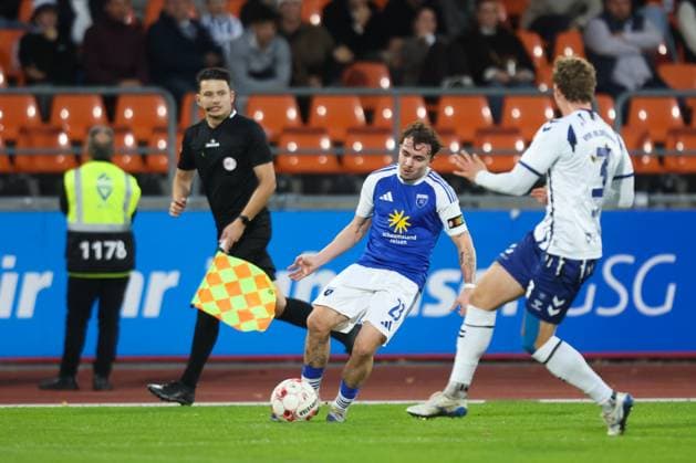 11.10.2025, Fussball, Herren, Regionalliga Nord, 14. Spieltag, VfB Oldenburg - BSV Kickers Emden Michel Eickschläger (blau 23 BSV Kickers Emden) im Zweikampf mit Nico Mai (3 VfB Oldenburg)