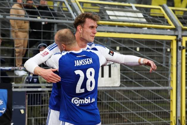 11.10.2025, Fussball, Herren, Regionalliga Nord, 14. Spieltag, VfB Oldenburg - BSV Kickers Emden Torjubel Jubel 0:1 durch Felix Göttlicher (blau 2 BSV Kickers Emden)