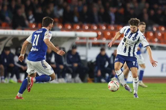 11.10.2025, Fussball, Herren, Regionalliga Nord, 14. Spieltag, VfB Oldenburg - BSV Kickers Emden Vjekoslav Taritas (7 VfB Oldenburg) im Zweikampf mit Tido Steffens (blau 21 BSV Kickers Emden)