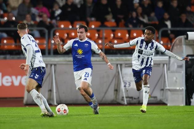 11.10.2025, Fussball, Herren, Regionalliga Nord, 14. Spieltag, VfB Oldenburg - BSV Kickers Emden Michel Eickschläger (blau 23 BSV Kickers Emden) im Dreikampf