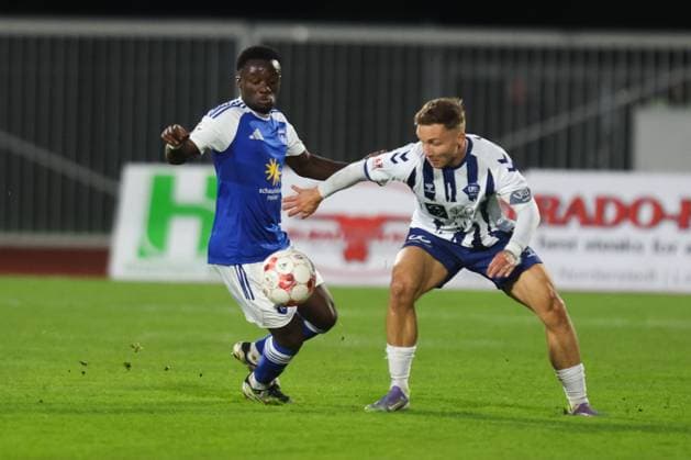 11.10.2025, Fussball, Herren, Regionalliga Nord, 14. Spieltag, VfB Oldenburg - BSV Kickers Emden Emanuel Adou (blau 27 BSV Kickers Emden) im Zweikampf mit Rafael Brand (8 VfB Oldenburg)