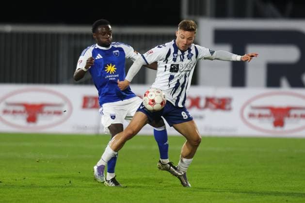 11.10.2025, Fussball, Herren, Regionalliga Nord, 14. Spieltag, VfB Oldenburg - BSV Kickers Emden Emanuel Adou (blau 27 BSV Kickers Emden) im Zweikampf mit Rafael Brand (8 VfB Oldenburg)