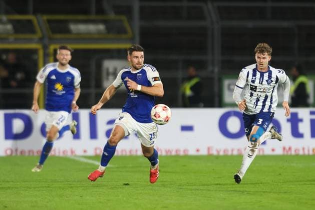 11.10.2025, Fussball, Herren, Regionalliga Nord, 14. Spieltag, VfB Oldenburg - BSV Kickers Emden Tido Steffens (blau 21 BSV Kickers Emden) im Zweikampf mit Nico Mai (3 VfB Oldenburg)
