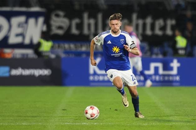 11.10.2025, Fussball, Herren, Regionalliga Nord, 14. Spieltag, VfB Oldenburg - BSV Kickers Emden Dennis Engel (blau 22 BSV Kickers Emden)