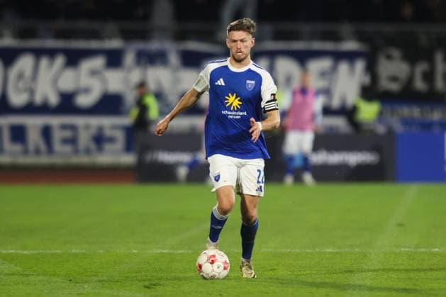 11.10.2025, Fussball, Herren, Regionalliga Nord, 14. Spieltag, VfB Oldenburg - BSV Kickers Emden Dennis Engel (blau 22 BSV Kickers Emden)