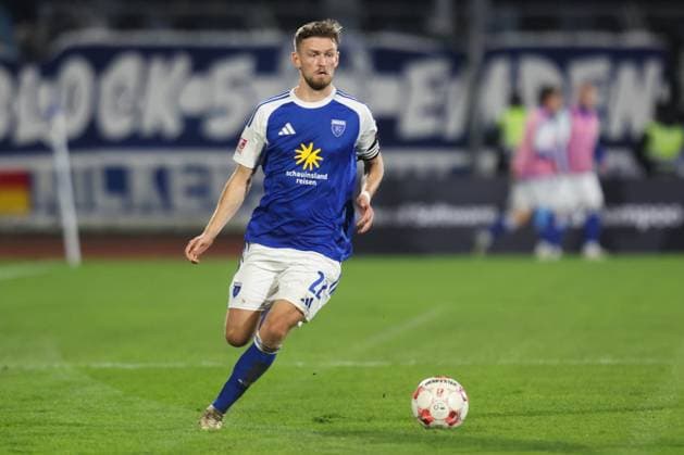 11.10.2025, Fussball, Herren, Regionalliga Nord, 14. Spieltag, VfB Oldenburg - BSV Kickers Emden Dennis Engel (blau 22 BSV Kickers Emden)