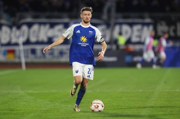 11.10.2025, Fussball, Herren, Regionalliga Nord, 14. Spieltag, VfB Oldenburg - BSV Kickers Emden Dennis Engel (blau 22 BSV Kickers Emden)