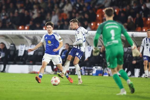 11.10.2025, Fussball, Herren, Regionalliga Nord, 14. Spieltag, VfB Oldenburg - BSV Kickers Emden Mika Eickhoff (blau 8 BSV Kickers Emden) im Zweikampf mit Torwart Liam Tiernan (36 VfB Oldenburg)
