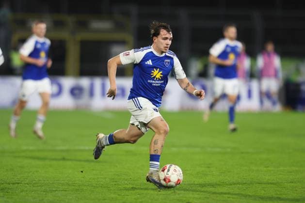 11.10.2025, Fussball, Herren, Regionalliga Nord, 14. Spieltag, VfB Oldenburg - BSV Kickers Emden Michel Eickschläger (blau 23 BSV Kickers Emden)
