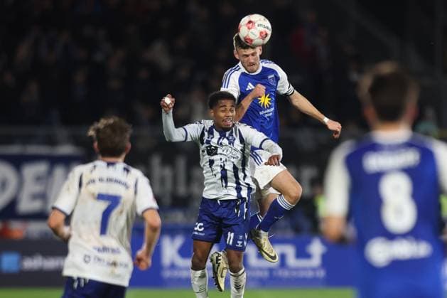 11.10.2025, Fussball, Herren, Regionalliga Nord, 14. Spieltag, VfB Oldenburg - BSV Kickers Emden Dennis Engel (blau 22 BSV Kickers Emden) im Kopfballduell mit Aurel Loubongo-M Boungou (11 VfB Oldenburg)