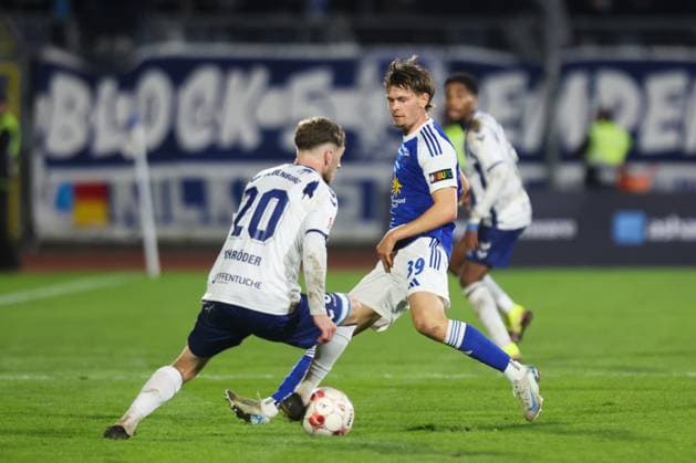 11.10.2025, Fussball, Herren, Regionalliga Nord, 14. Spieltag, VfB Oldenburg - BSV Kickers Emden Nick Stepantsev (blau 39 BSV Kickers Emden) im Zweikampf mit Marc Schröder (20 VfB Oldenburg)