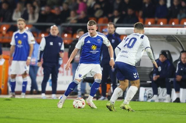 11.10.2025, Fussball, Herren, Regionalliga Nord, 14. Spieltag, VfB Oldenburg - BSV Kickers Emden Tobias Steffen (blau 10 BSV Kickers Emden) im Zweikampf mit Louis Hajdinaj (40 VfB Oldenburg)