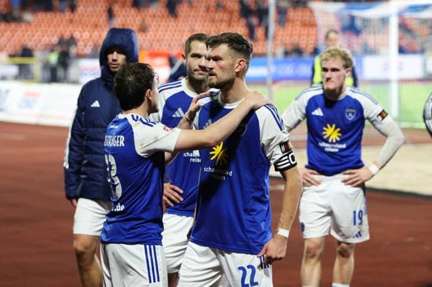 11.10.2025, Fussball, Herren, Regionalliga Nord, 14. Spieltag, VfB Oldenburg - BSV Kickers Emden Dennis Engel (blau 22 BSV Kickers Emden) nach dem Spiel frustriert