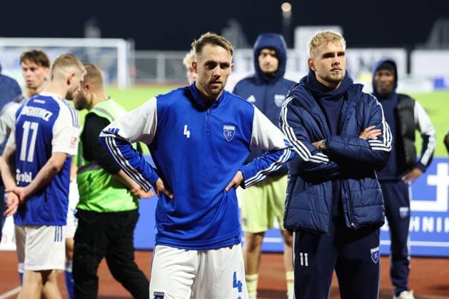 11.10.2025, Fussball, Herren, Regionalliga Nord, 14. Spieltag, VfB Oldenburg - BSV Kickers Emden Fabian Herbst (blau 4 BSV Kickers Emden) und Marvin Eilerts (blau 11 BSV Kickers Emden) nach dem Spiel frustriert