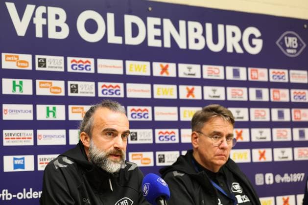 11.10.2025, Fussball, Herren, Regionalliga Nord, 14. Spieltag, VfB Oldenburg - BSV Kickers Emden Trainer Dario Fossi (links VfB Oldenburg) und Pressesprecher Fabian Speckmann