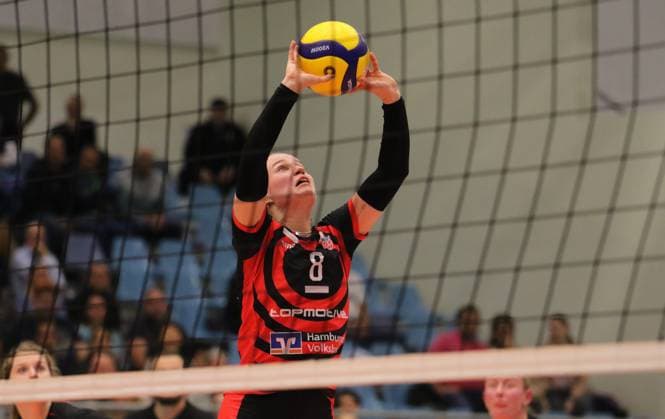 Volleyball-Bundesliga der Frauen: Zuspielerin Zoe Konjer von den ETV Hamburger Volksbank Volleys in der Bundesliga-Premieren-Partie gegen den Allianz MTV Stuttgart.