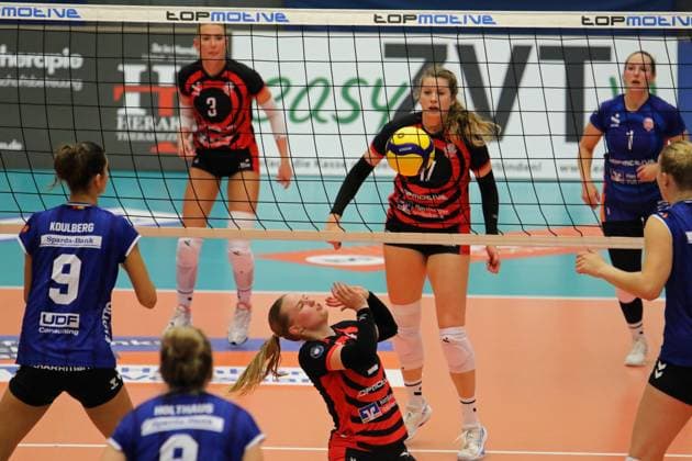Volleyball-Bundesliga der Frauen: Zuspielerin Zoe Konjer von den ETV Hamburger Volksbank Volleys bei einer missglückten Rettungsaktion gegen den Allianz MTV Stuttgart.