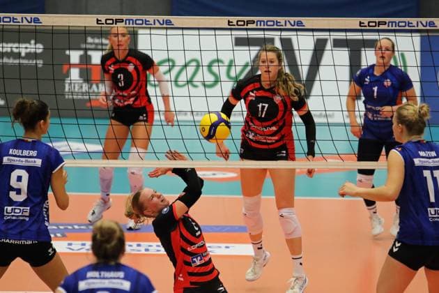 Volleyball-Bundesliga der Frauen: Zuspielerin Zoe Konjer von den ETV Hamburger Volksbank Volleys bei einer missglückten Rettungsaktion gegen den Allianz MTV Stuttgart.