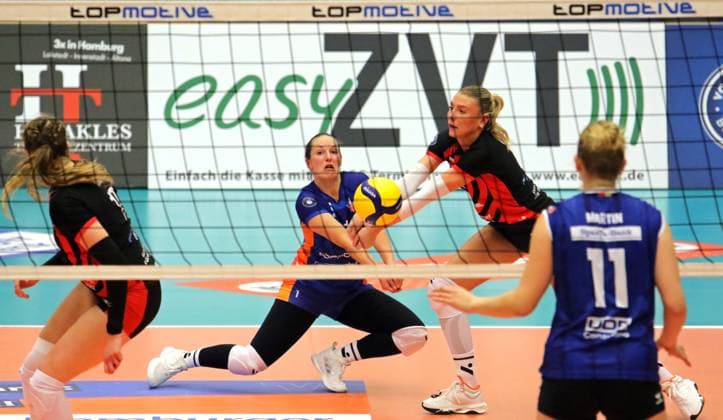 Volleyball-Bundesliga der Frauen: Libera Jana-Marie Meiser (l.) und Lina Köster (r.) von den ETV Hamburger Volksbank Volleys bei der Abwehr eines Schmetterballes in der Partie gegen den Allianz MTV Stuttgart.