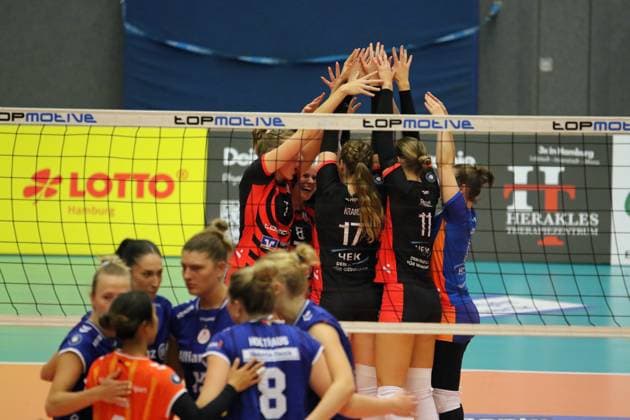 Volleyball-Bundesliga der Frauen: Die ETV Hamburger Volksbank Volleys feiern in der Partie gegen den Allianz MTV Stuttgart einen Punktgewinn.