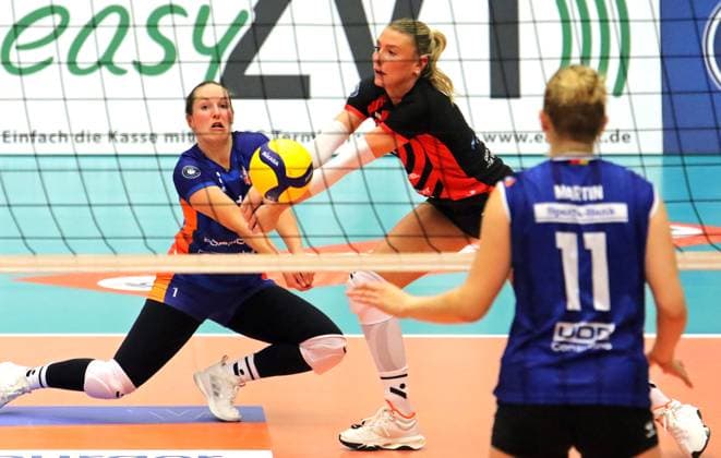 Volleyball-Bundesliga der Frauen: Libera Jana-Marie Meiser (l.) und Lina Köster (r.) von den ETV Hamburger Volksbank Volleys bei der Abwehr eines Schmetterballes in der Partie gegen den Allianz MTV Stuttgart.