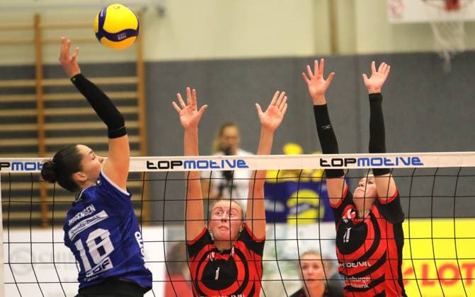 Volleyball-Bundesliga der Frauen: Leonie Körtzinger (l.) und Luisa Krams (r.) von den ETV Hamburger Volksbank Volleys bei der Abwehr eines Schmetterballes von Mikala Mogensen vom Allianz MTV Stuttgart.