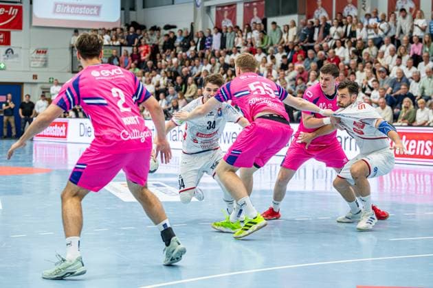 2. Handball Bundesliga; TV Hüttenberg - TSV Bayer Dormagen, 11.10.25 Paul Kompenhans (TV Hüttenberg, 34), Frederik Sondermann (TSV Bayer Dormagen, 55), Jan Schmidt (TSV Bayer Dormagen, 42), Vit Reichl (TV Hüttenberg, 19), Luca Krist (TSV Bayer Dormagen, 2) 2. Handball Bundesliga; TV Hüttenberg - TSV Bayer Dormagen: Hüttenberg, 11.10.25 Copyright: xBEAUTIFULxSPORTS Roeczeyx