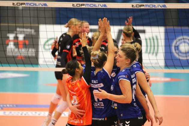 Volleyball-Bundesliga der Frauen: Der Allianz MTV Stuttgart feiert einen Punktgewinn bei den ETV Hamburger Volksbank Volleys.