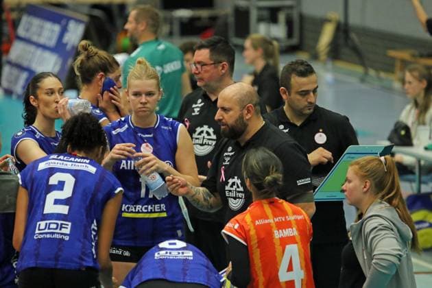 Volleyball-Bundesliga der Frauen: Konstantin Bitter, Trainer des Allianz MTV Stuttgart, gibt in einer Pause Anweisungen an seinen Spielerinnen.