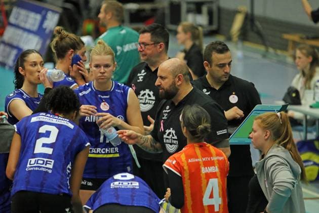 Volleyball-Bundesliga der Frauen: Konstantin Bitter, Trainer des Allianz MTV Stuttgart, gibt in einer Pause Anweisungen an seinen Spielerinnen.