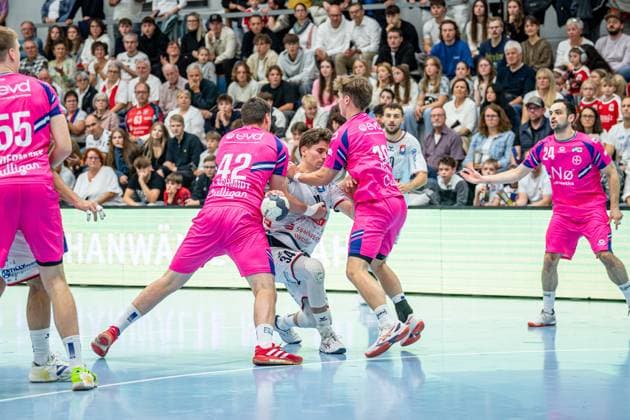 2. Handball Bundesliga; TV Hüttenberg - TSV Bayer Dormagen, 11.10.25 Paul Kompenhans (TV Hüttenberg, 34), Jan Schmidt (TSV Bayer Dormagen, 42), Finn Schroven (TSV Bayer Dormagen, 19), Peter Strosack (TSV Bayer Dormagen, 24), Leif Haack (TV Hüttenberg, 20) 2. Handball Bundesliga; TV Hüttenberg - TSV Bayer Dormagen: Hüttenberg, 11.10.25 Copyright: xBEAUTIFULxSPORTS Roeczeyx