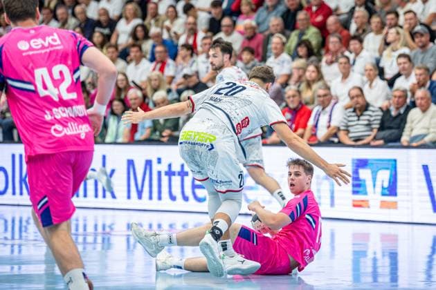 2. Handball Bundesliga; TV Hüttenberg - TSV Bayer Dormagen, 11.10.25 Felix Böckenholt (TSV Bayer Dormagen, 17), Leif Haack (TV Hüttenberg, 20) 2. Handball Bundesliga; TV Hüttenberg - TSV Bayer Dormagen: Hüttenberg, 11.10.25 Copyright: xBEAUTIFULxSPORTS Roeczeyx